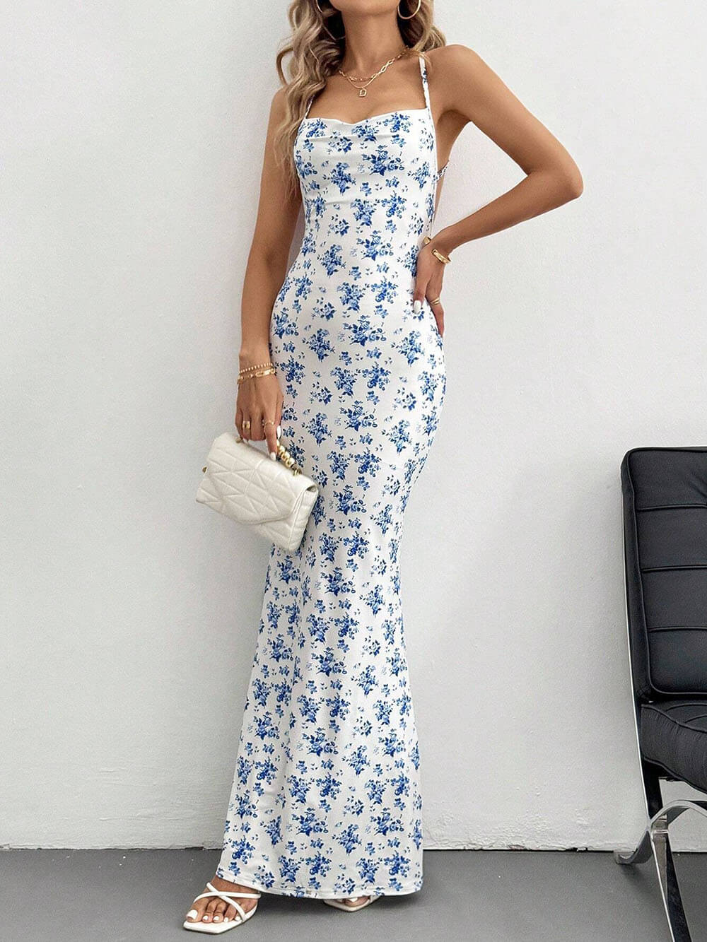Süßes und frisches Maxikleid im Urlaubsstil mit Neckholder und Blumenmuster