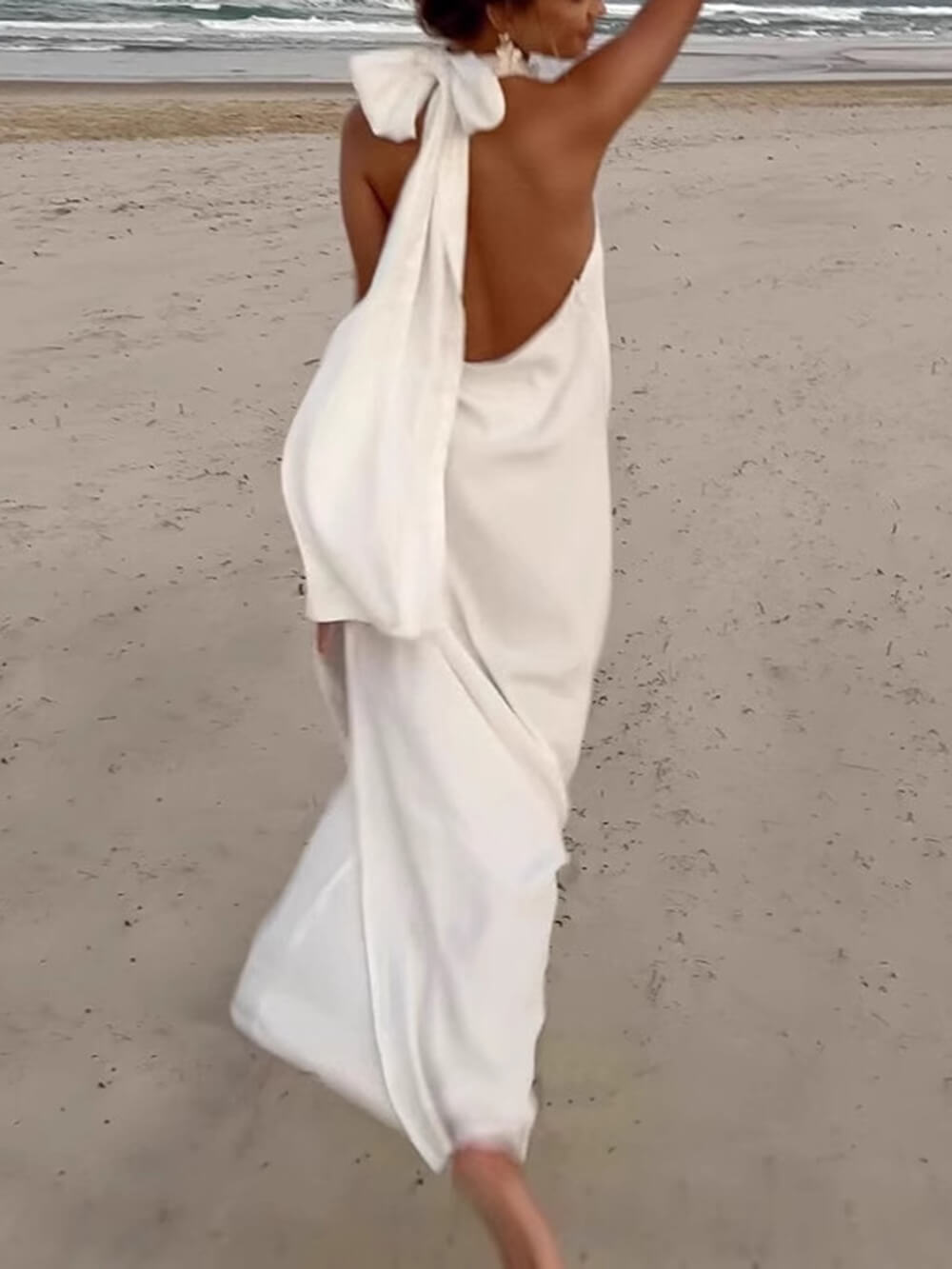 Retro-Maxikleid aus Satin mit Neckholder und Blumenmuster und rückenfreiem Bindeband