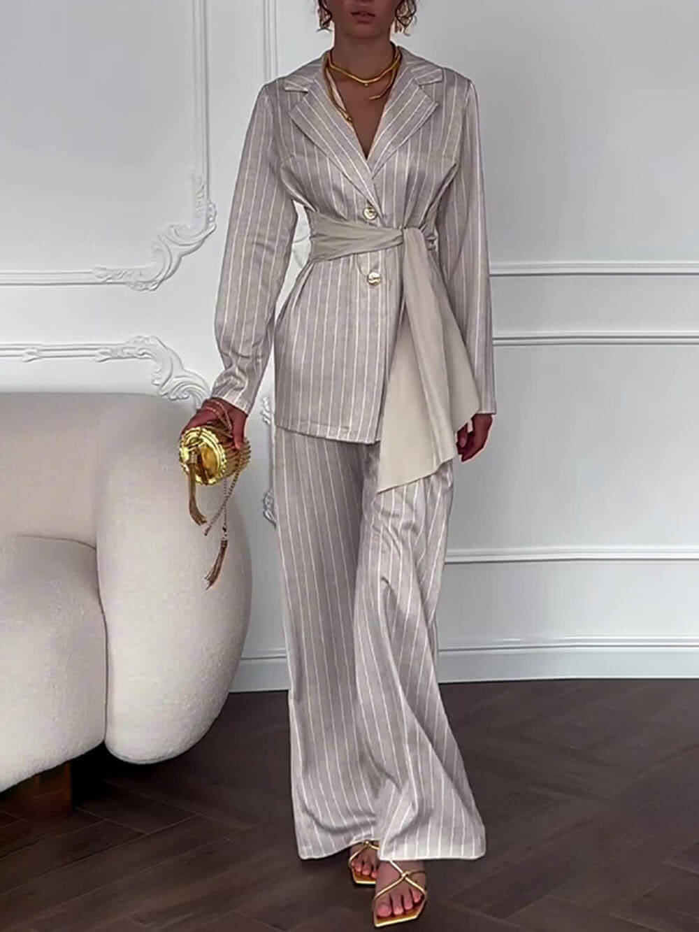 Eleganter Blazer mit Revers und Streifenmuster und Bindegürtel