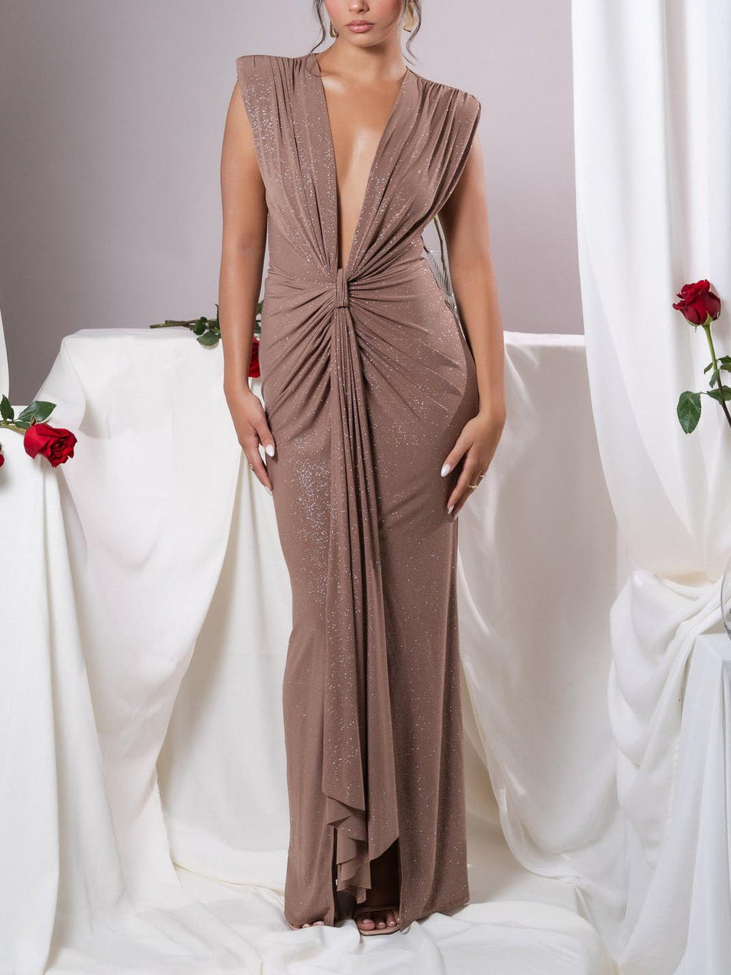 Elegantes Maxikleid mit tiefem V-Ausschnitt und silbernem Schimmer