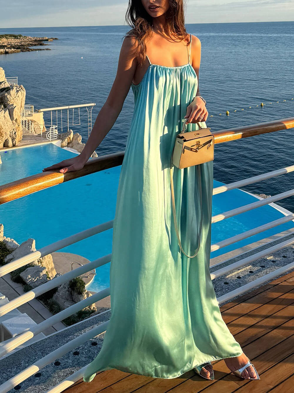 Elegantes rückenfreies Maxikleid aus Satin