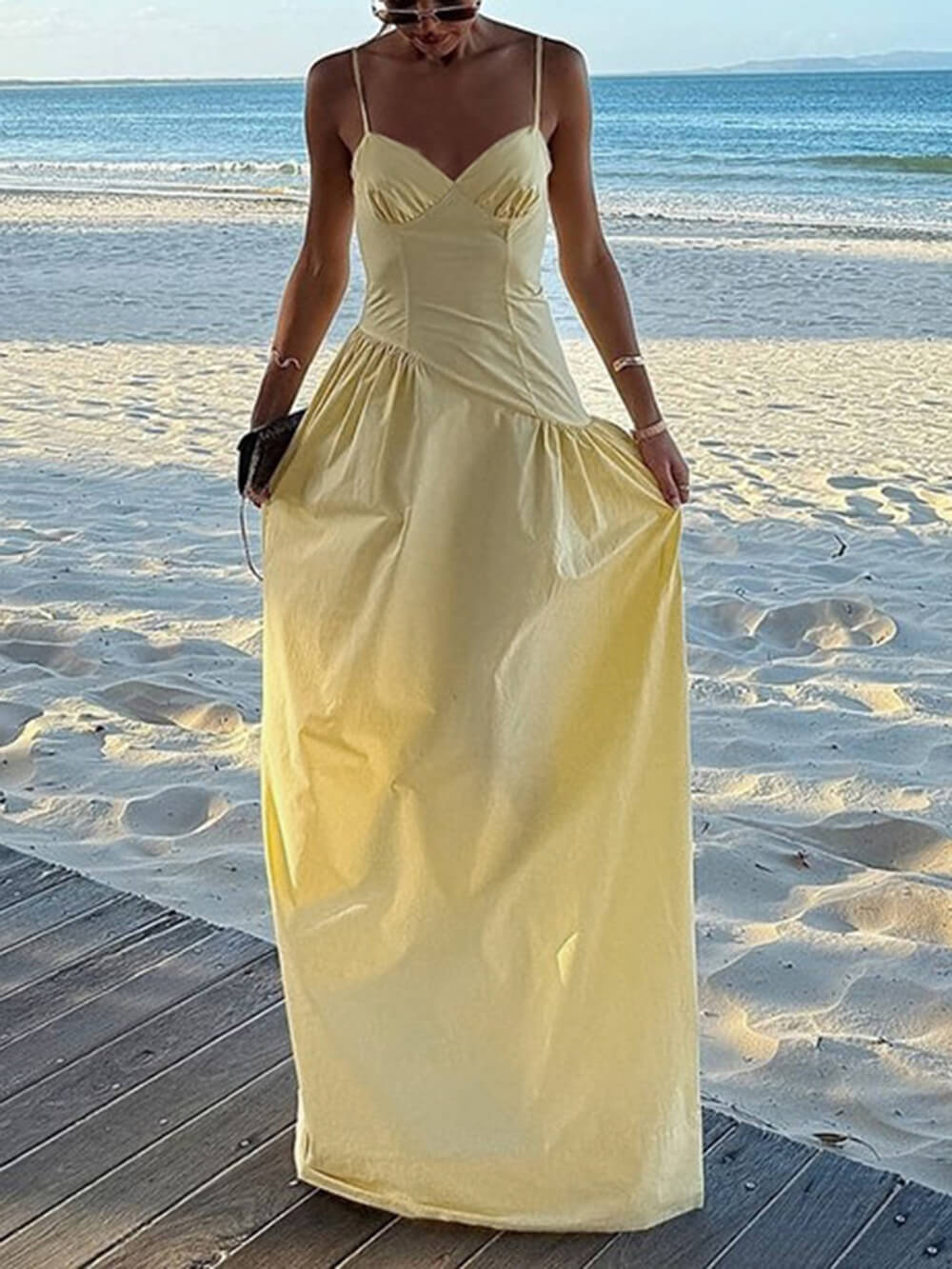 Sommerliches, figurbetontes Maxikleid mit Spaghettiträgern in A-Linie