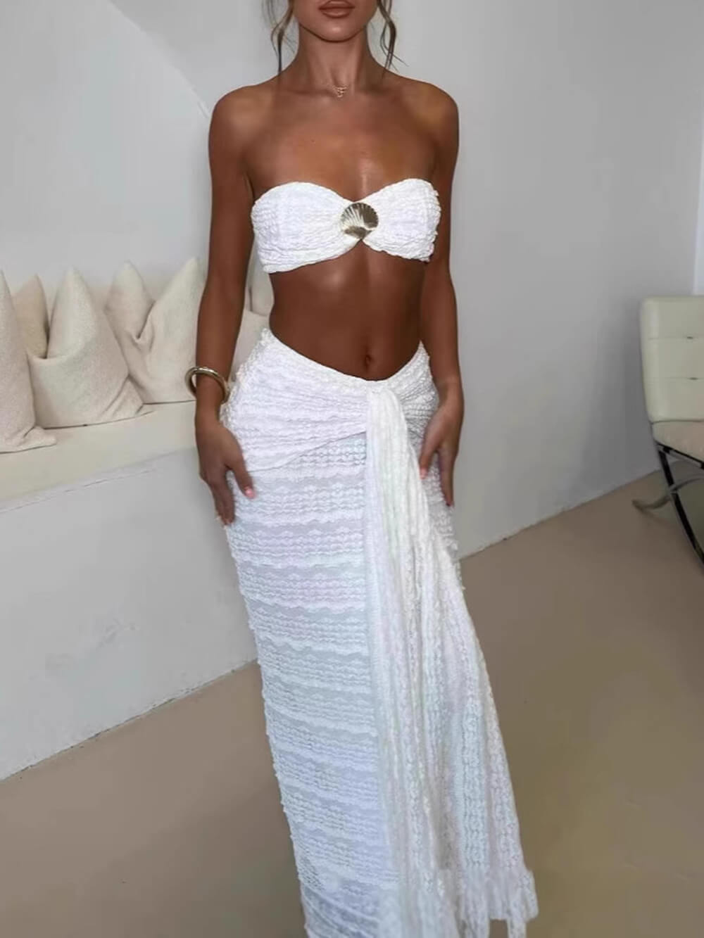 Ensemble élégant haut bustier orné de coquillages et jupe froncée