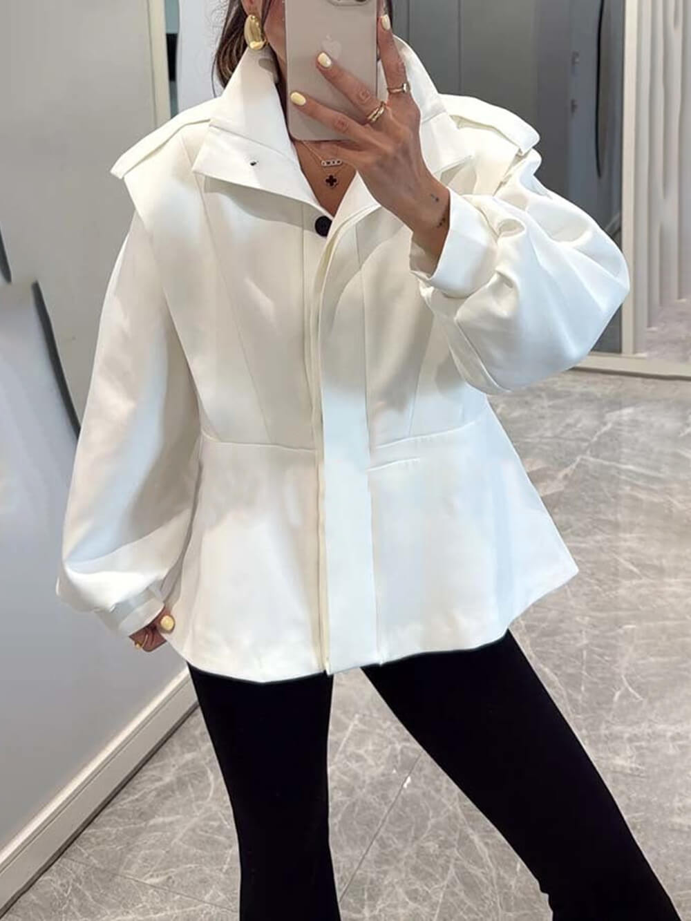Moderne, auffällige Jacke mit Stehkragen und Knopfleiste und Laternenärmeln