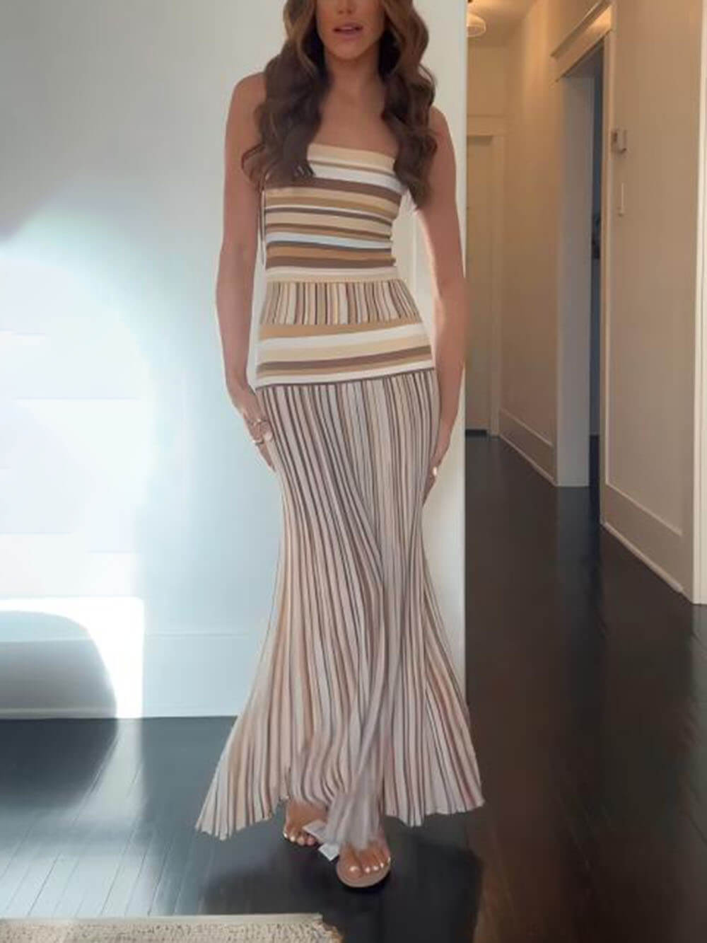 Robe longue plissée sans bretelles à imprimé rayé