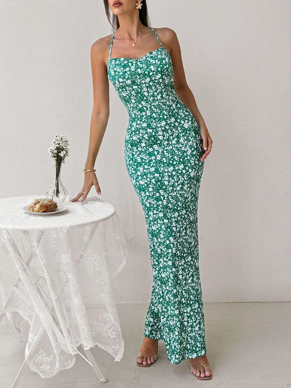Süßes und frisches Maxikleid im Urlaubsstil mit Neckholder und Blumenmuster