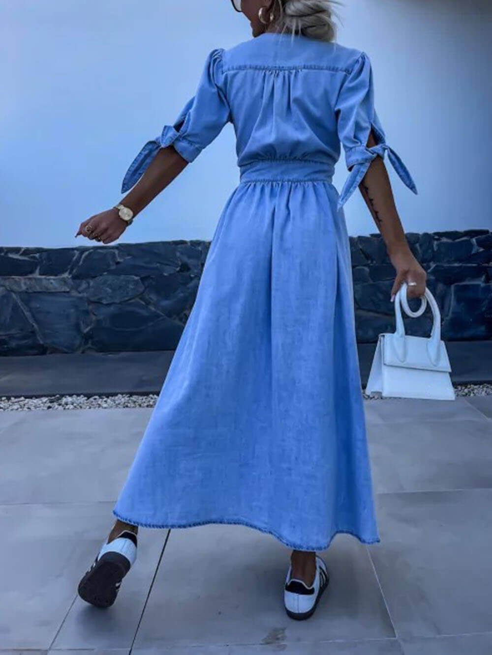 Unique Pleats – einfarbiges Midi-Jeanskleid mit V-Ausschnitt und Button-Down-Kragen