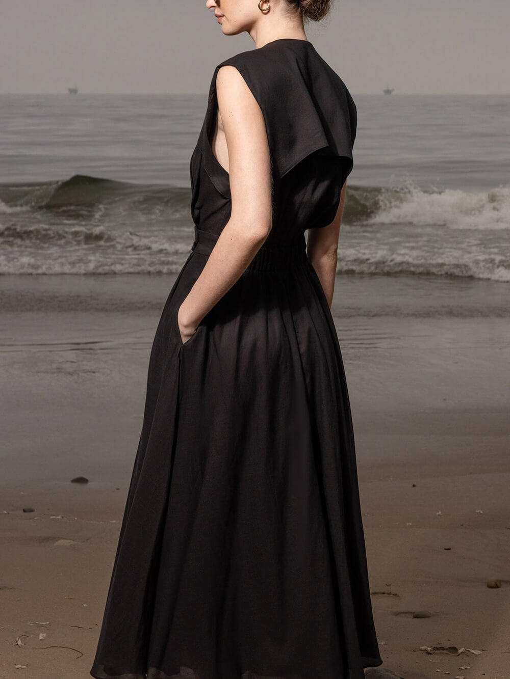 Robe midi élégante en lin à col en V et détails boutonnés