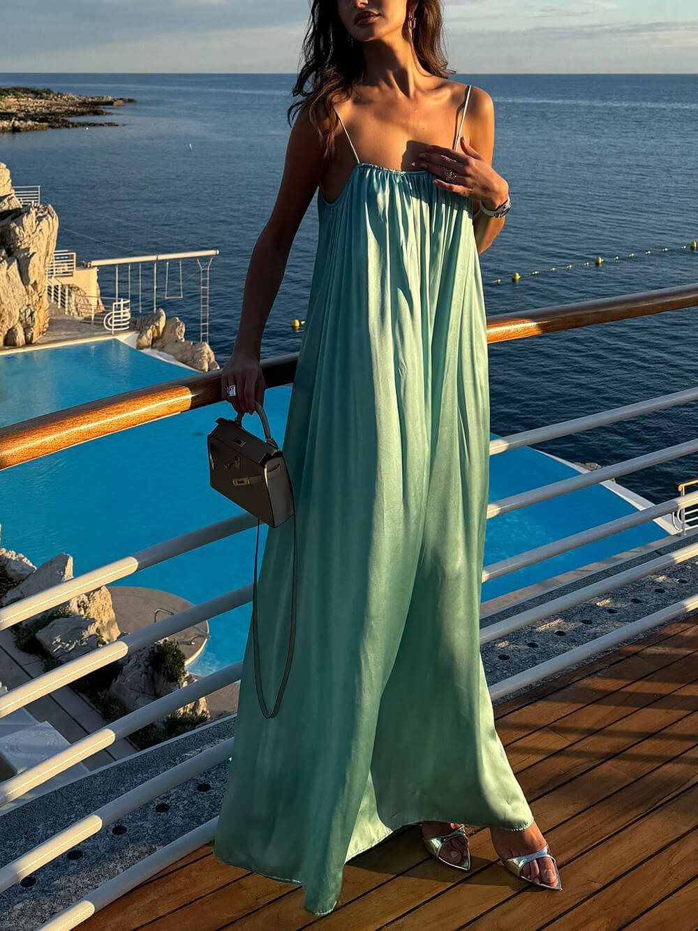 Elegantes rückenfreies Maxikleid aus Satin