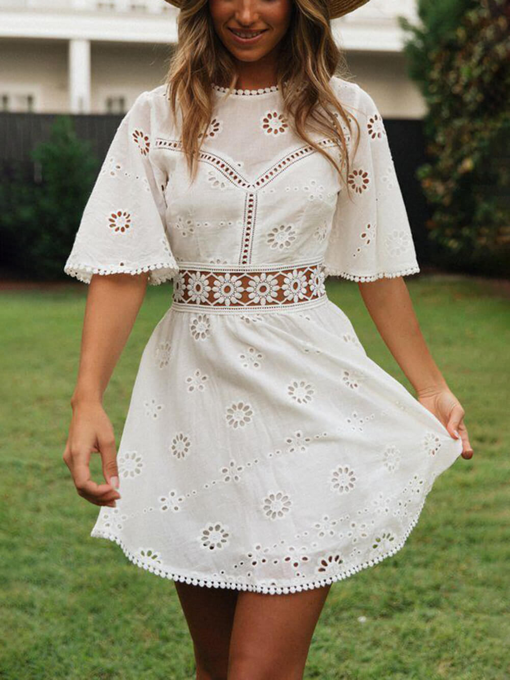 Summer Nights – Rückenfreies Minikleid mit Cut-Outs und Fransen