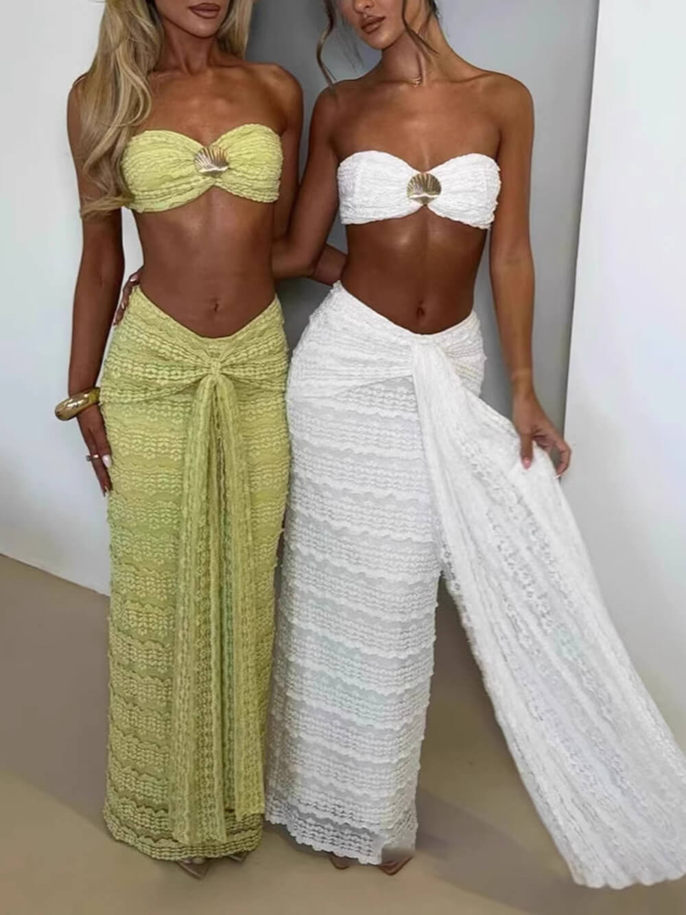 Ensemble élégant haut bustier orné de coquillages et jupe froncée