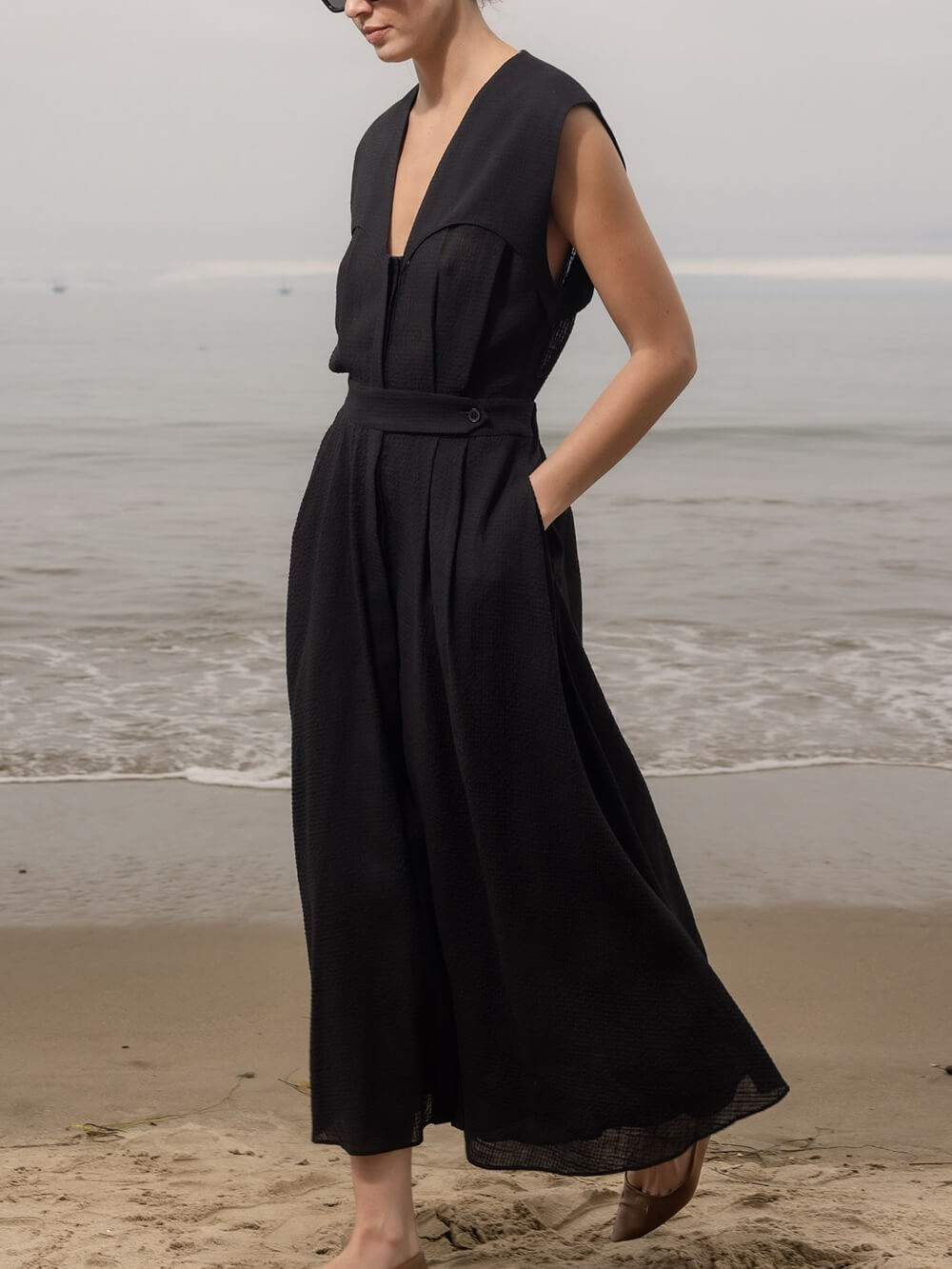 Robe midi élégante en lin à col en V et détails boutonnés