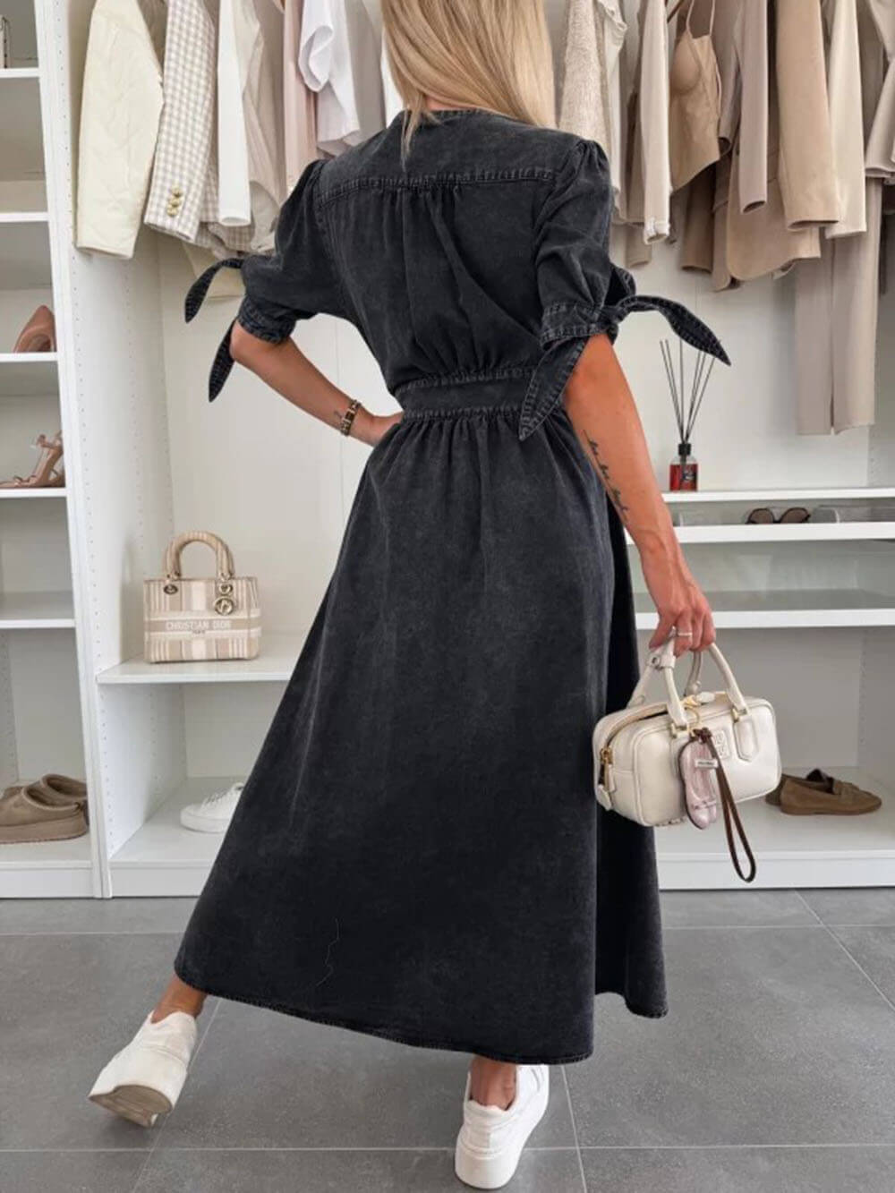 Unique Pleats – einfarbiges Midi-Jeanskleid mit V-Ausschnitt und Button-Down-Kragen