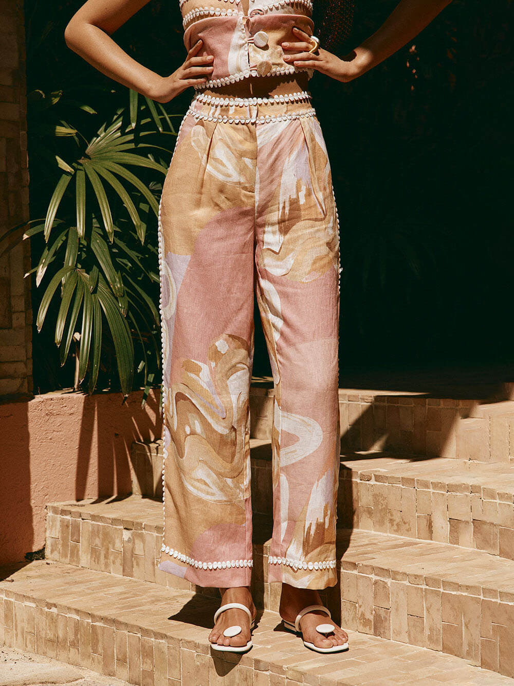Sommerliche Leinenmischung mit Blumenbesatz, hoher Taille und Tasche, lockere Hose