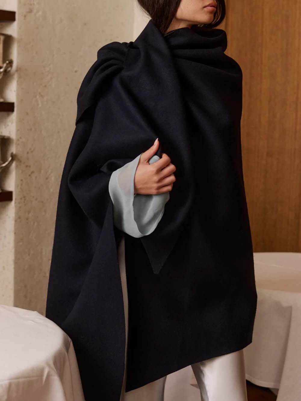 Asymmetrischer französischer Cape-Wickelmantel