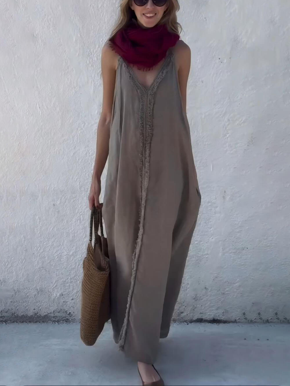 Robe longue à bretelles et col en V, moderne et unique, avec décoration en dentelle