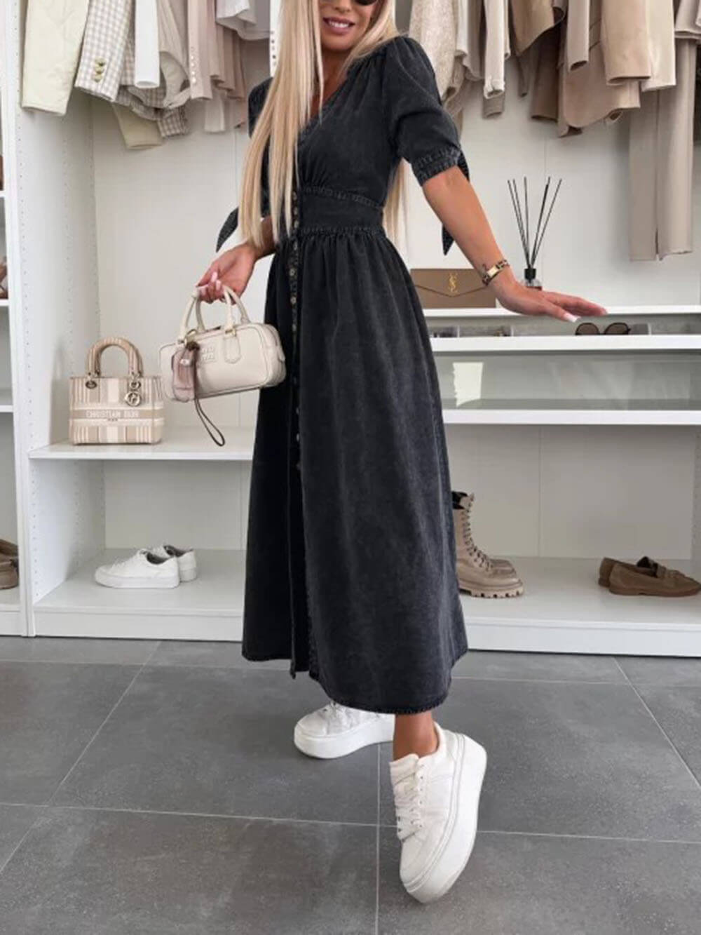 Unique Pleats – einfarbiges Midi-Jeanskleid mit V-Ausschnitt und Button-Down-Kragen