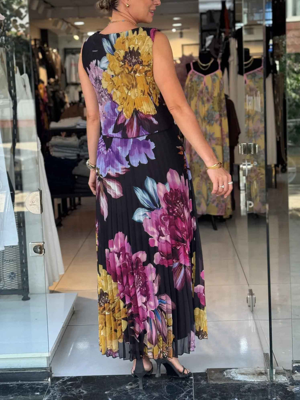 Elegantes doppellagiges, plissiertes Maxikleid aus Chiffon mit Print