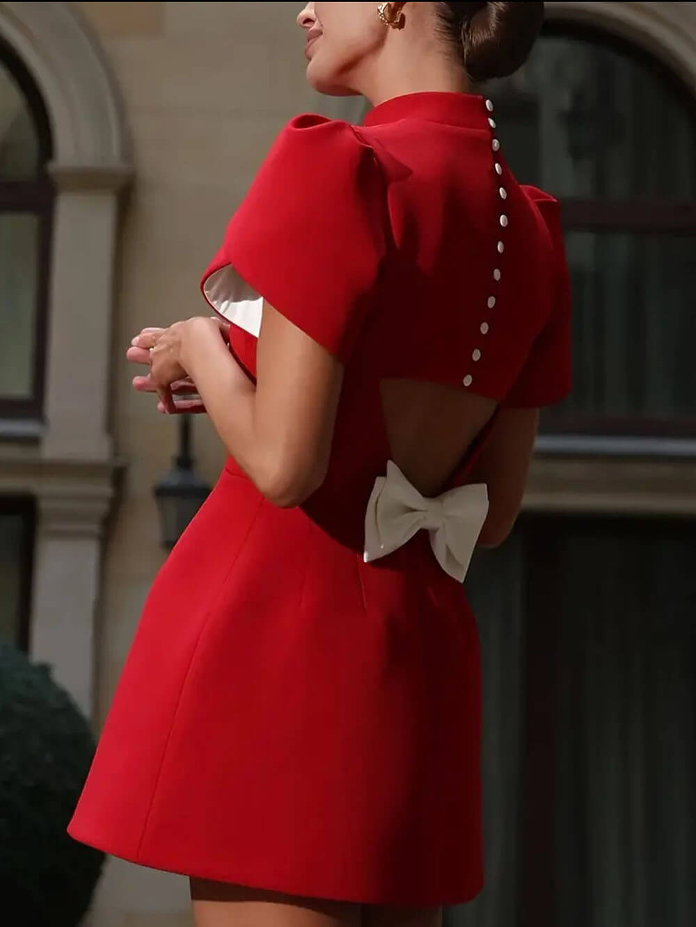 Elegantes Sweet Moment Minikleid mit Schlitz und kurzen Ärmeln, rückenfrei und mit Schleife