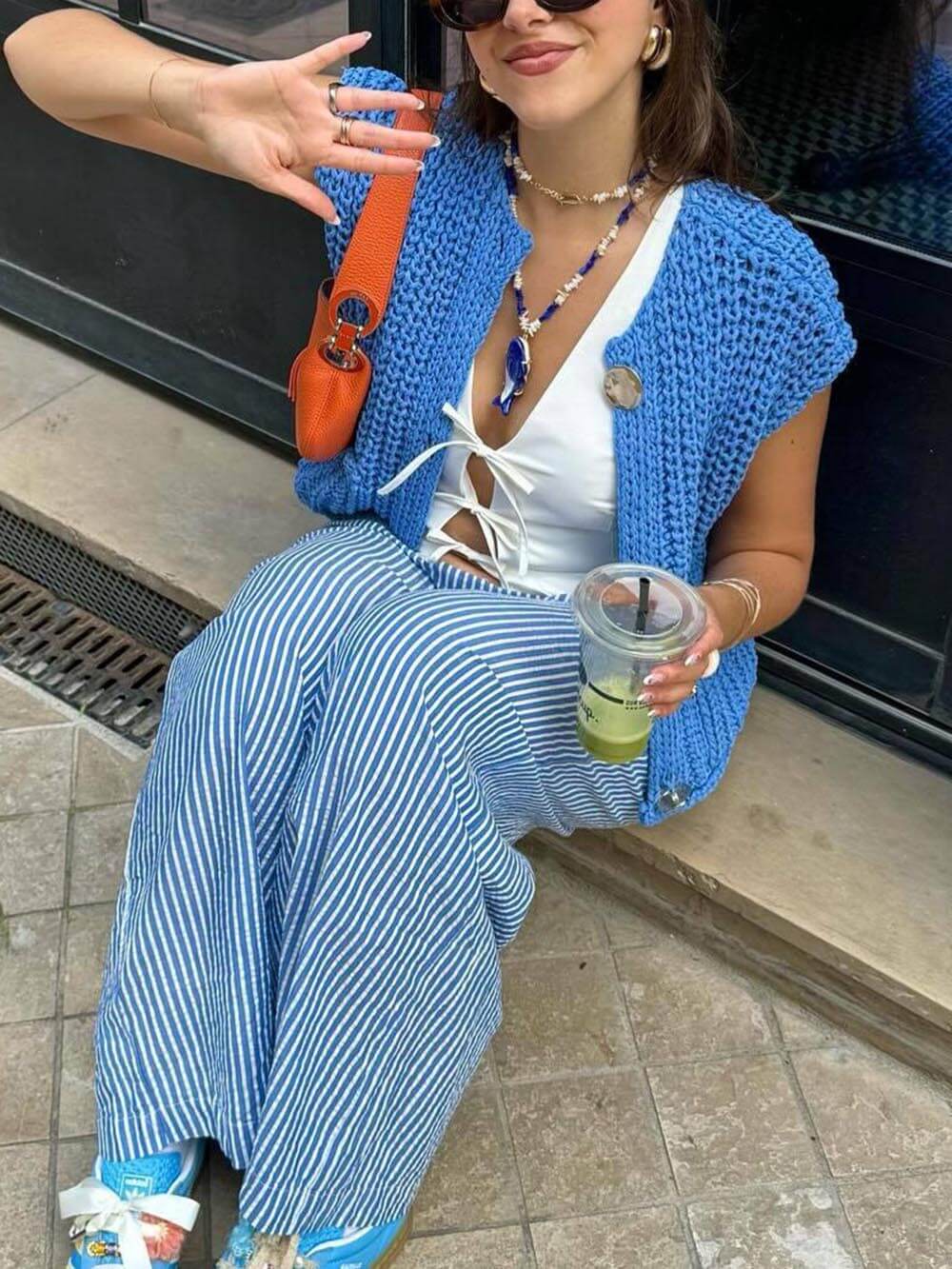 Elegante, ärmellose, kurze Strickjacke mit Tasche
