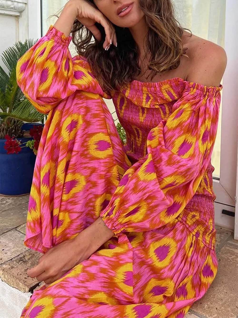 Einzigartiges, bedrucktes, schulterfreies Midikleid mit Ballonärmeln und Smokarbeit