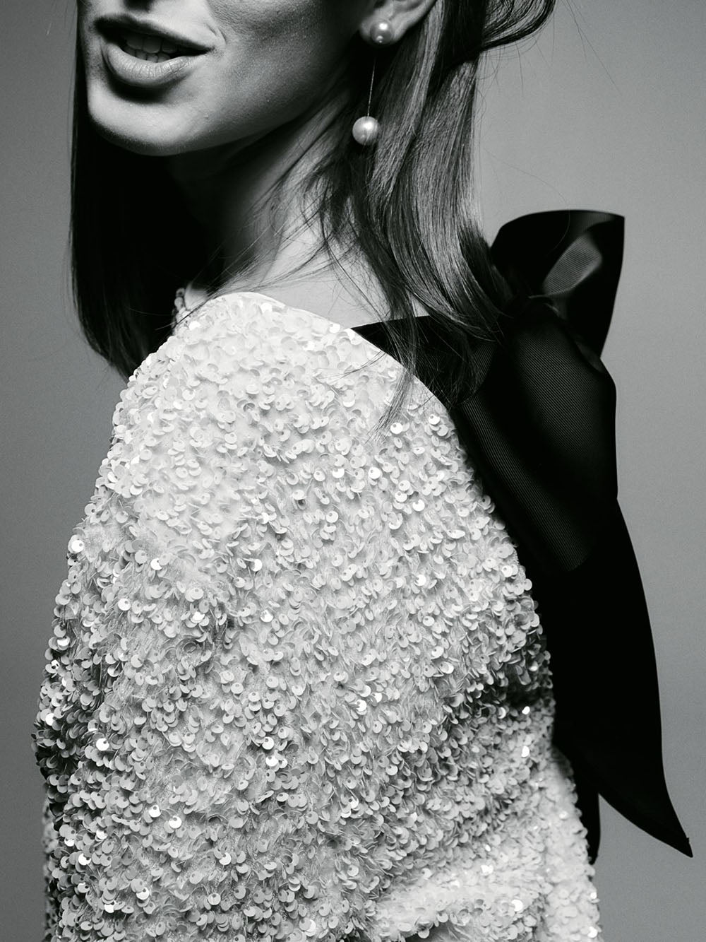 Paillettenbesetztes Kleid mit Bindeband hinten