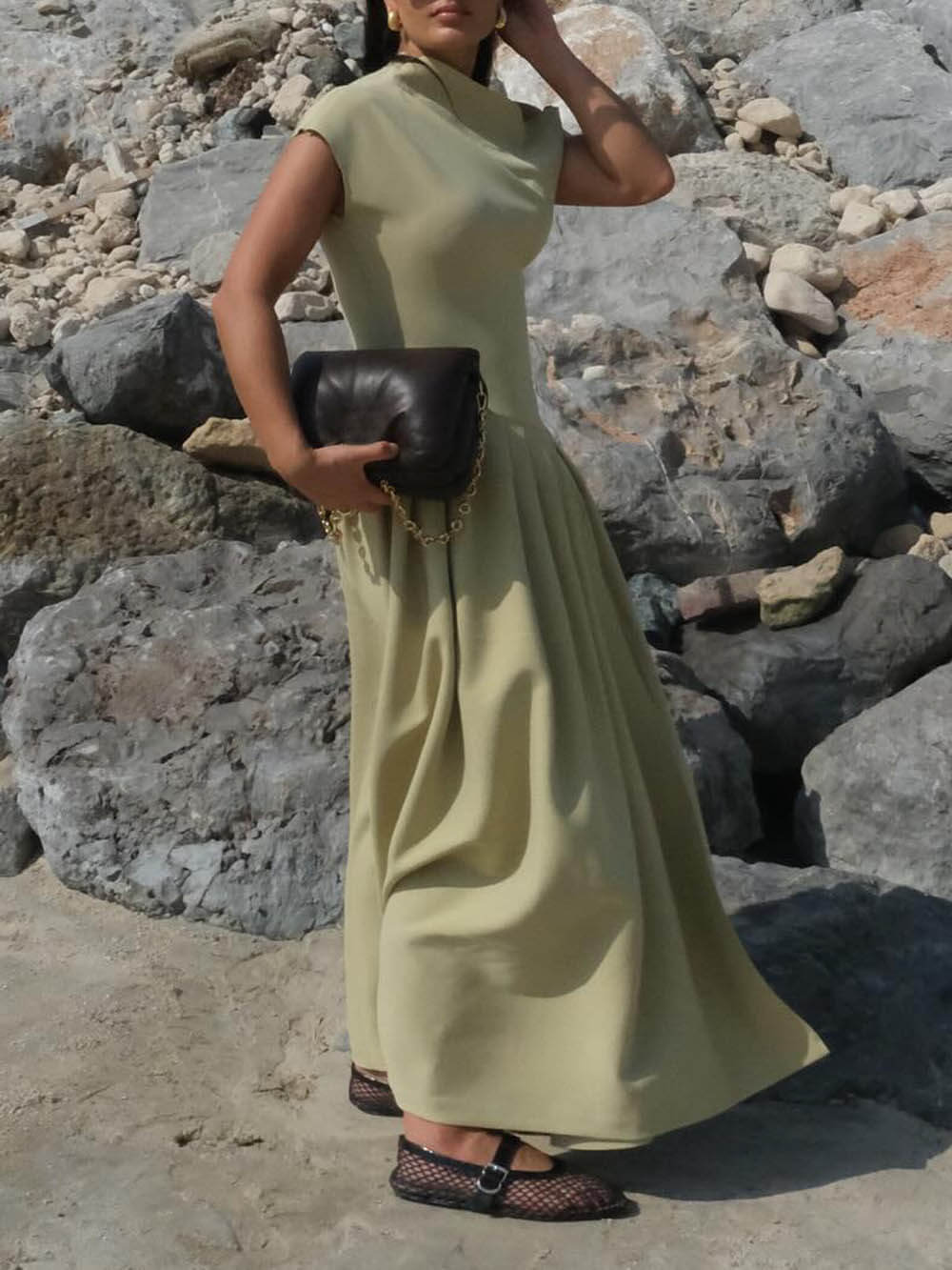 Elegantes, modisches Maxikleid mit schrägem Ausschnitt und schmaler Passform und großem Saum