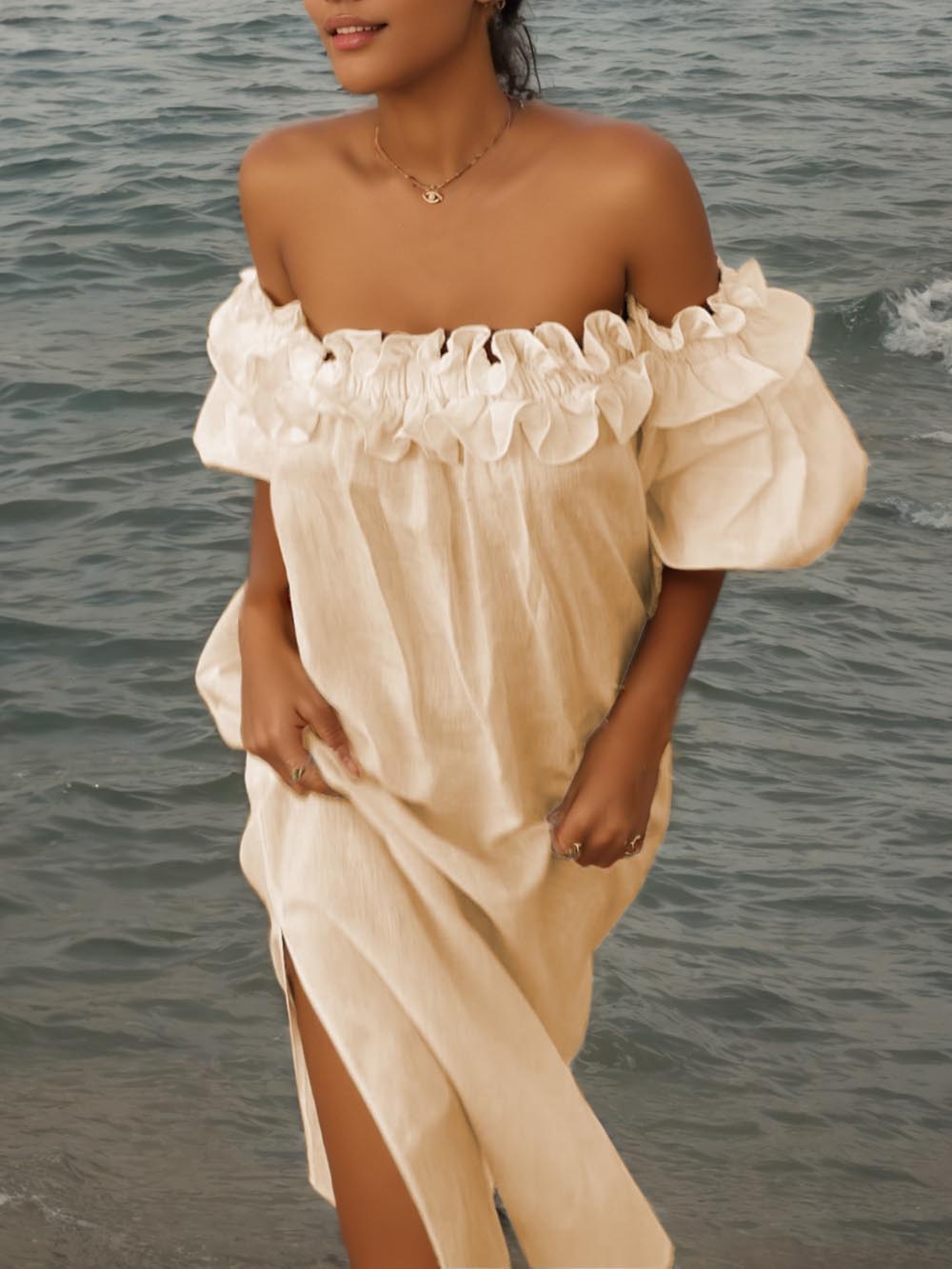 Robe mi-longue à épaules dénudées, volants, manches bouffantes et poches