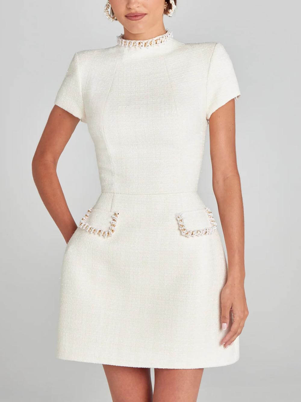 Exquisites und verspieltes Minikleid mit Perlenbesatz und Tasche
