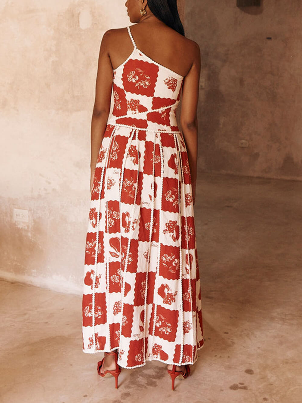 Robe longue évasée à une épaule et imprimé floral