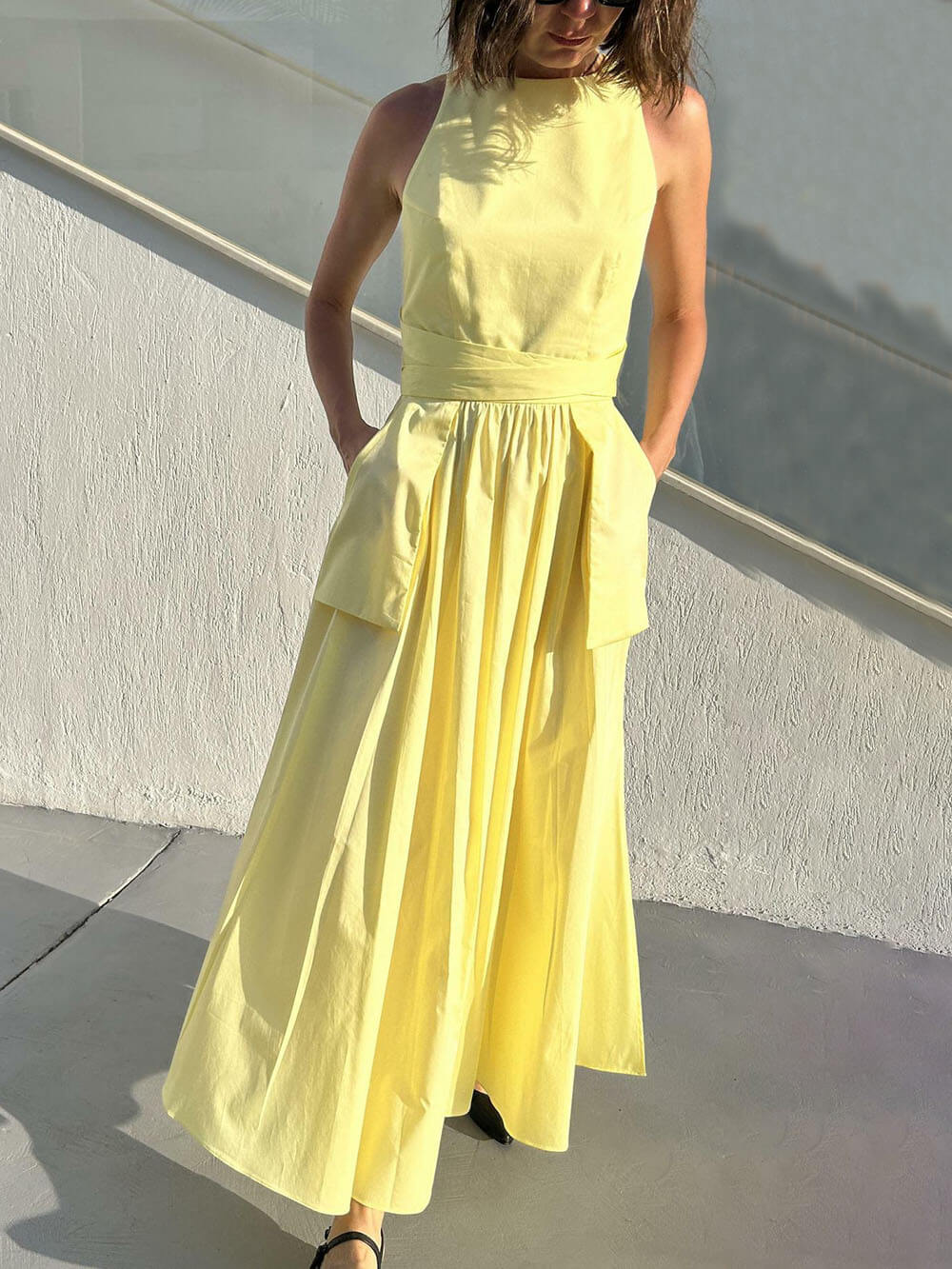 Lässiges, einzigartiges Westenkleid mit seitlichem Schlitz und Krawattentasche