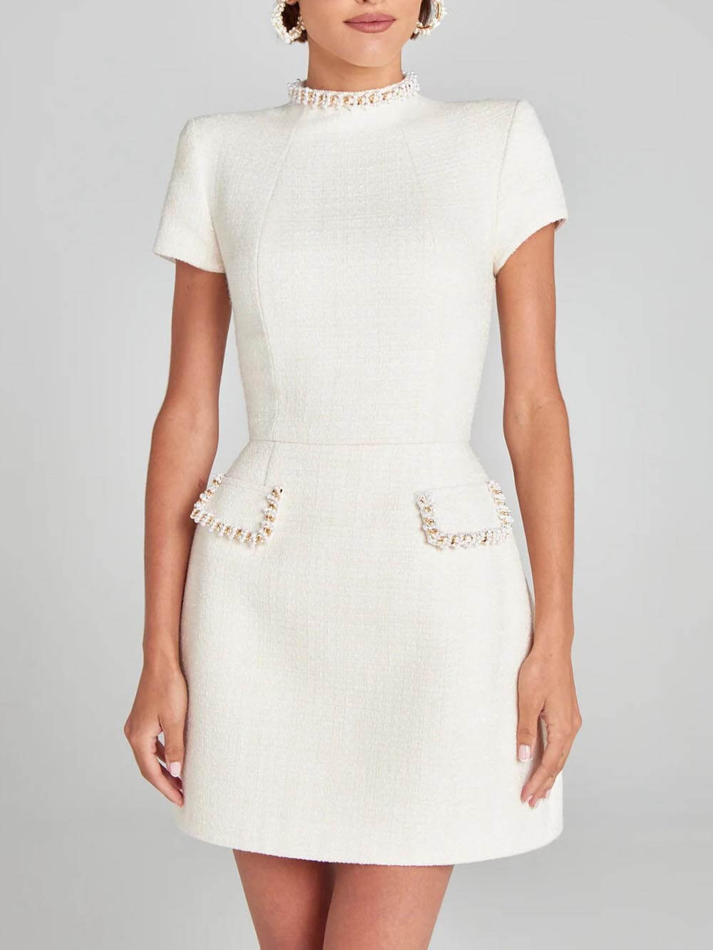 Exquisites und verspieltes Minikleid mit Perlenbesatz und Tasche