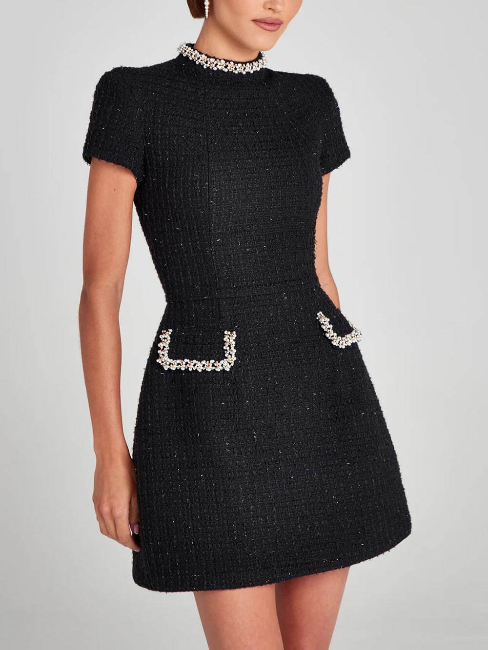 Exquisites und verspieltes Minikleid mit Perlenbesatz und Tasche