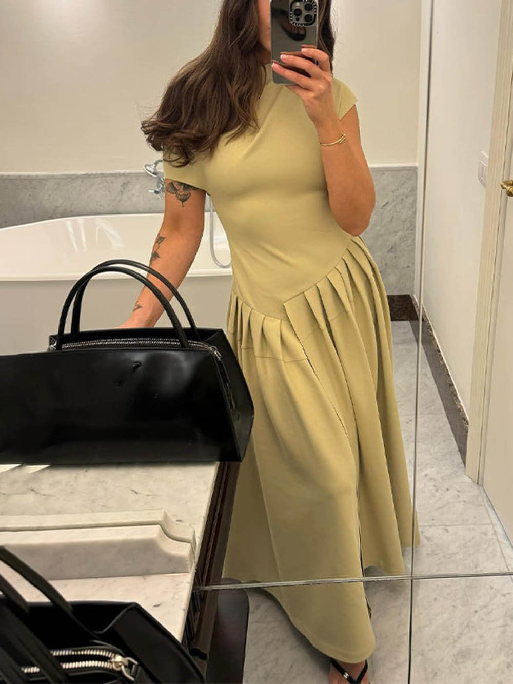 Elegantes, modisches Maxikleid mit schrägem Ausschnitt und schmaler Passform und großem Saum