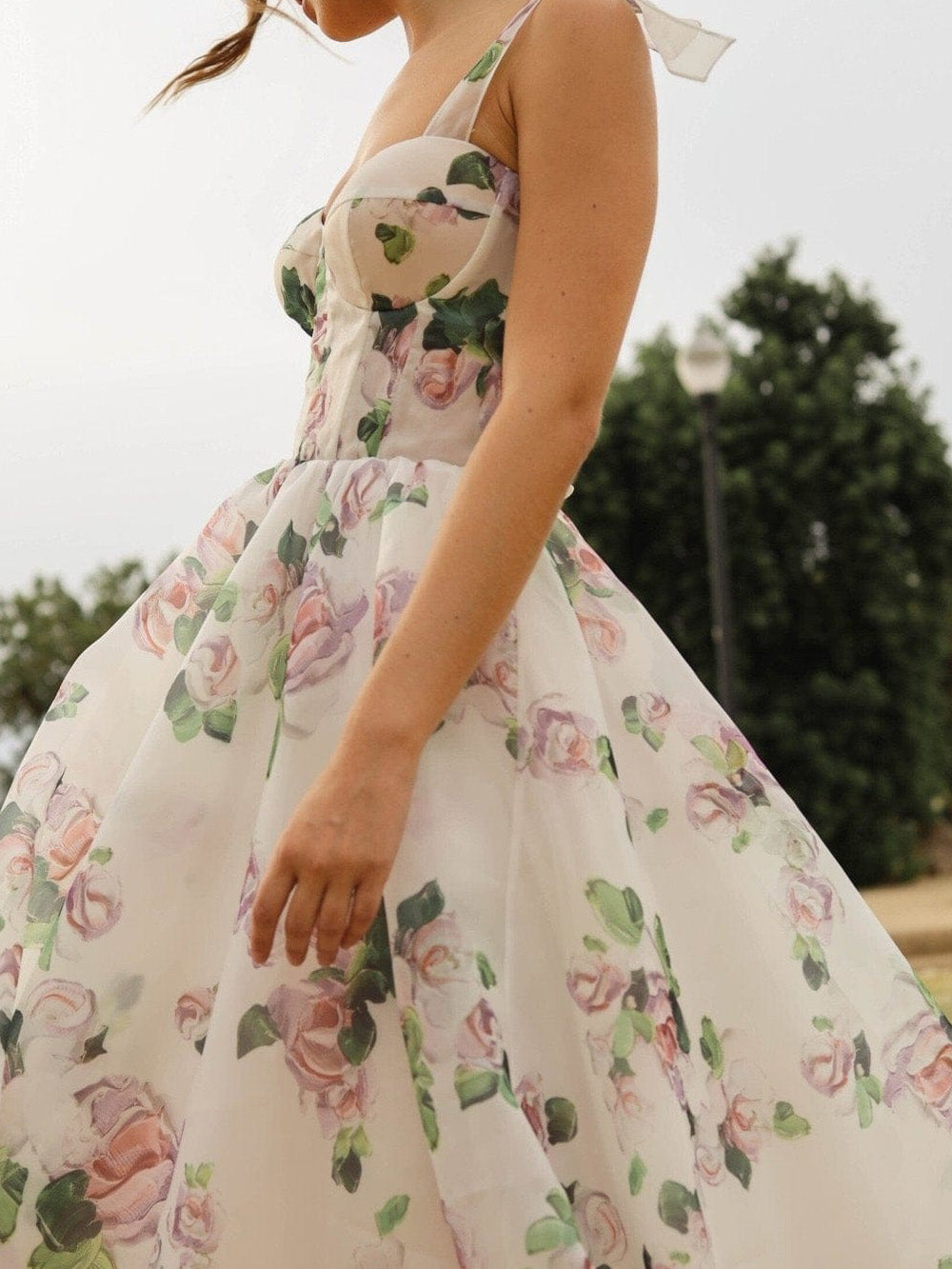 Robe midi à bretelles nouées et à fleurs tendres