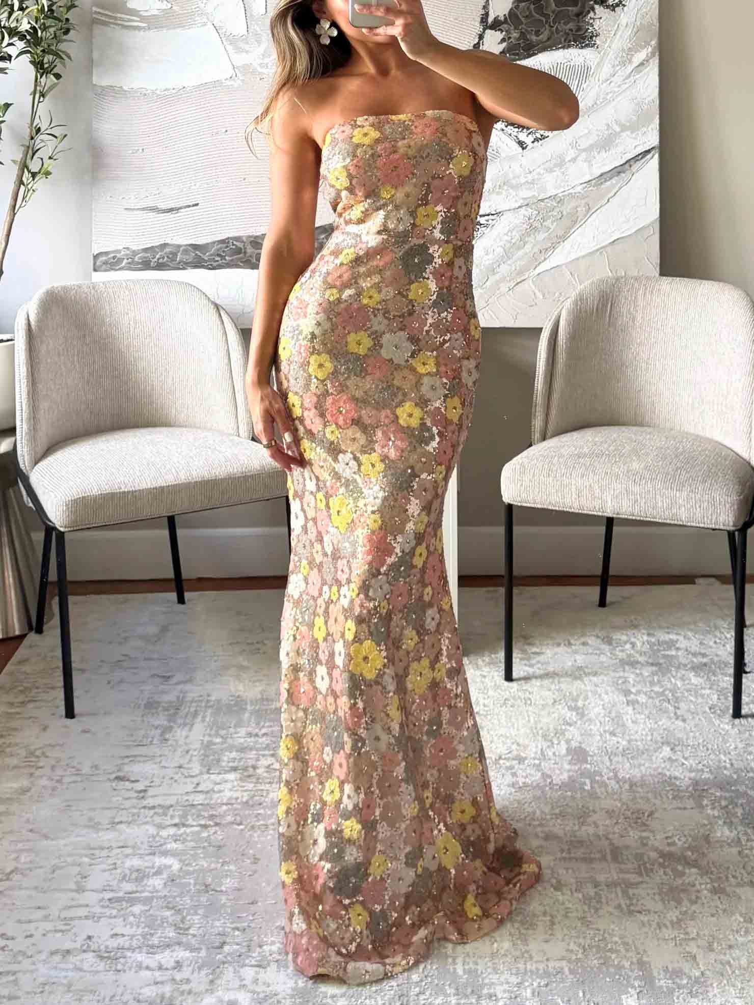 Elegantes Maxikleid mit Pailletten und buntem Blumenmuster