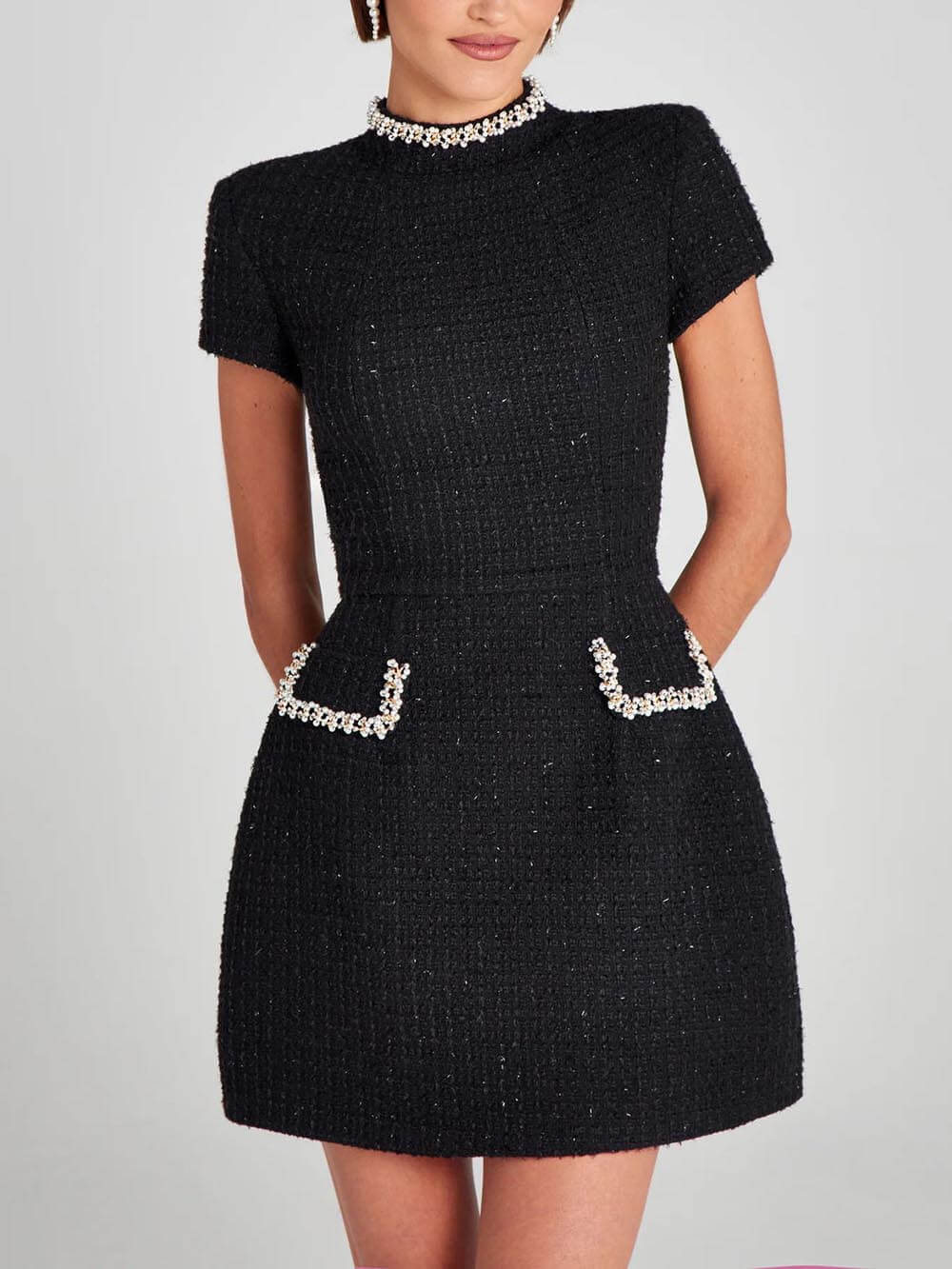 Exquisites und verspieltes Minikleid mit Perlenbesatz und Tasche