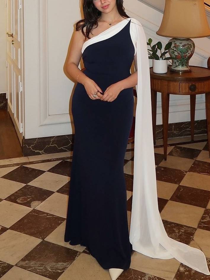 Kleid mit schrägen Schultern in Kontrastfarbe und Schleife