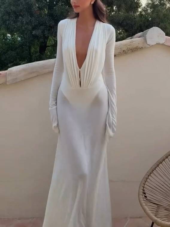 Halbtransparentes Maxikleid mit tiefem V-Ausschnitt und langen Ärmeln