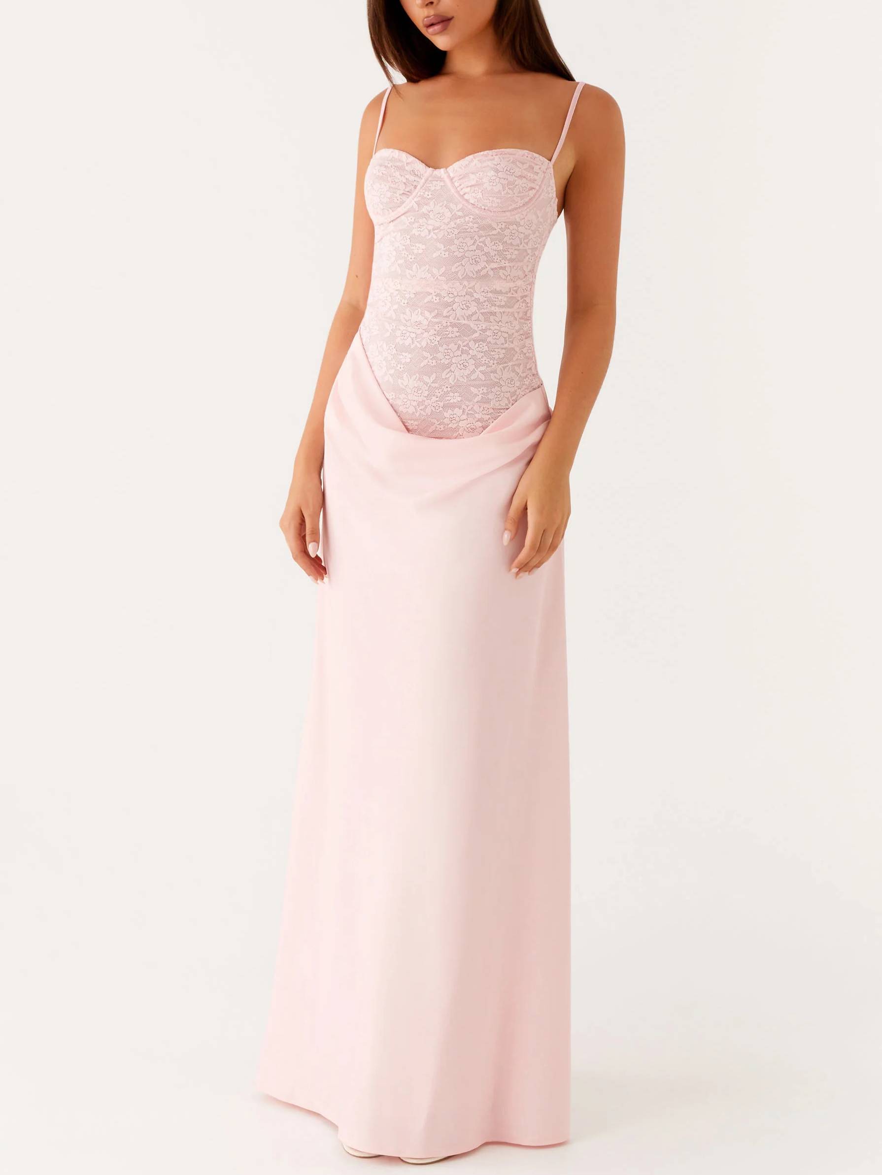 Schmal geschnittenes Maxi-Sling-Kleid mit Spitzenspleiß und Faltenrock