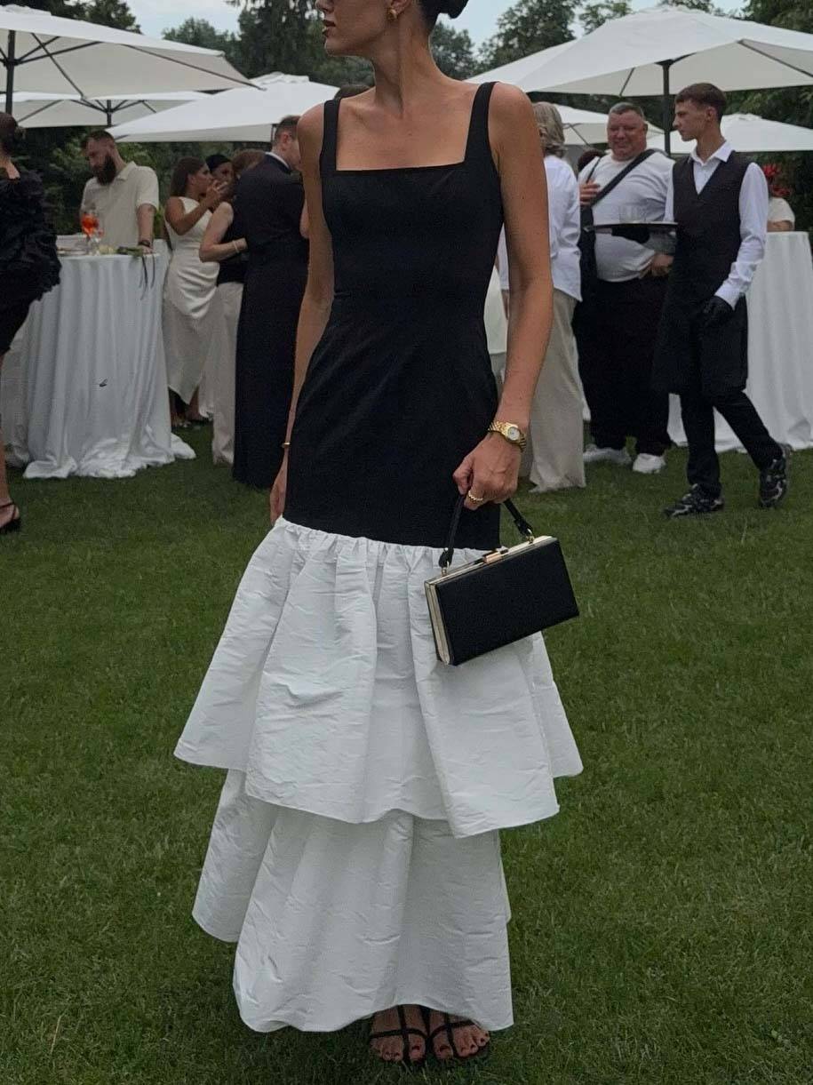 Maxikleid mit farblich abgesetztem, quadratischem Kragen, zweilagigem Sling-Kleid und Rüschen