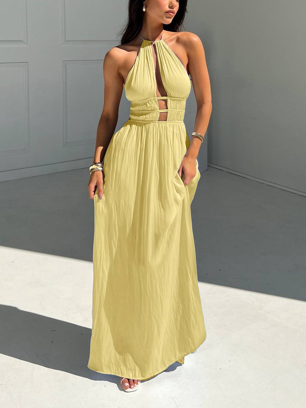 Kleid mit hängendem Halsausschnitt und Hohlsaum