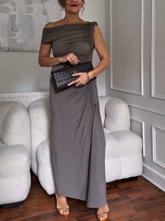 Robe longue plissée à épaules dénudées et ourlet irrégulier