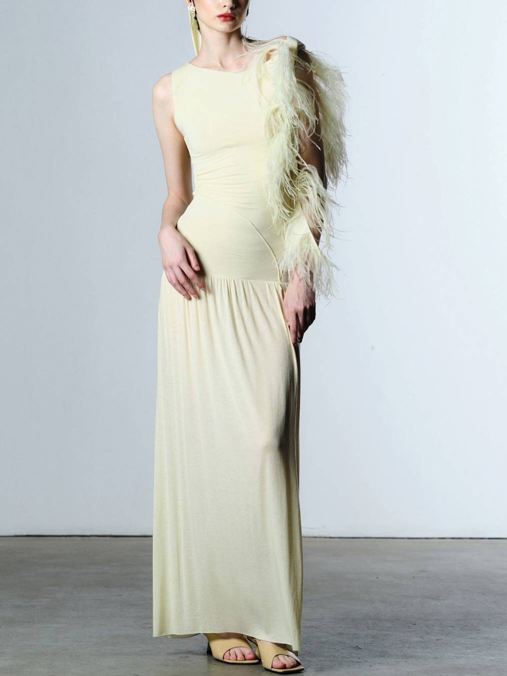 Robe longue unique à plumes et épaules dénudées