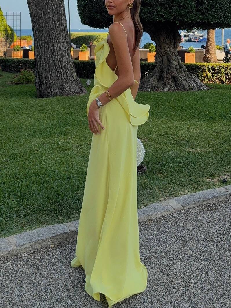 Verspieltes, schmal geschnittenes Maxikleid mit gewelltem Saum