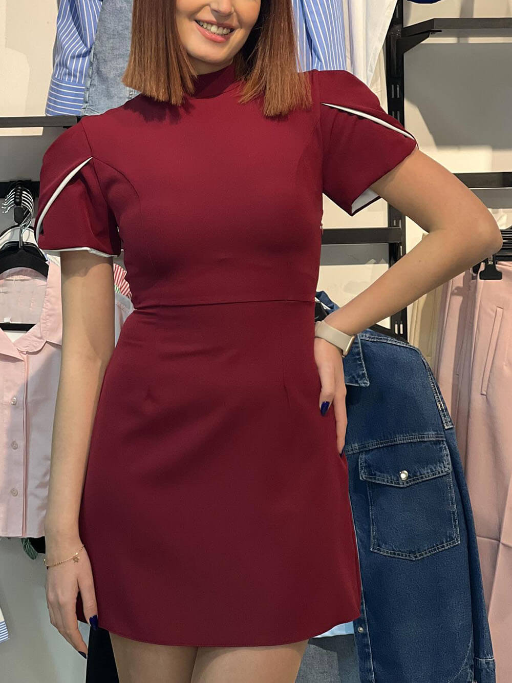 Elegantes Sweet Moment Minikleid mit Schlitz und kurzen Ärmeln, rückenfrei und mit Schleife