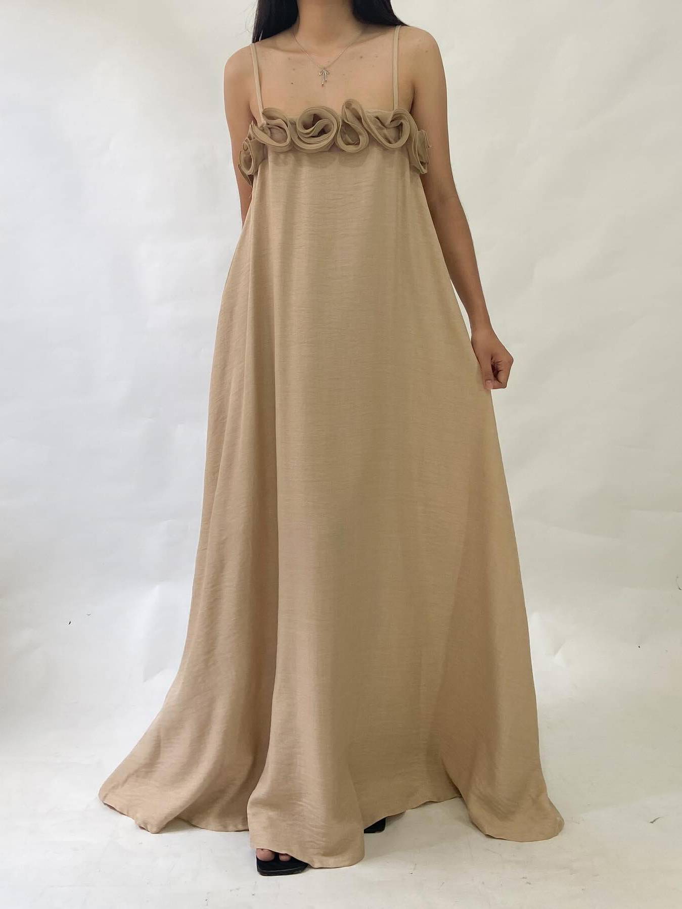 Robe longue à fleurs tridimensionnelles
