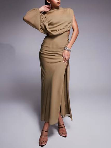 Asymmetrisches Maxikleid mit Plissee und Schlitz vorne