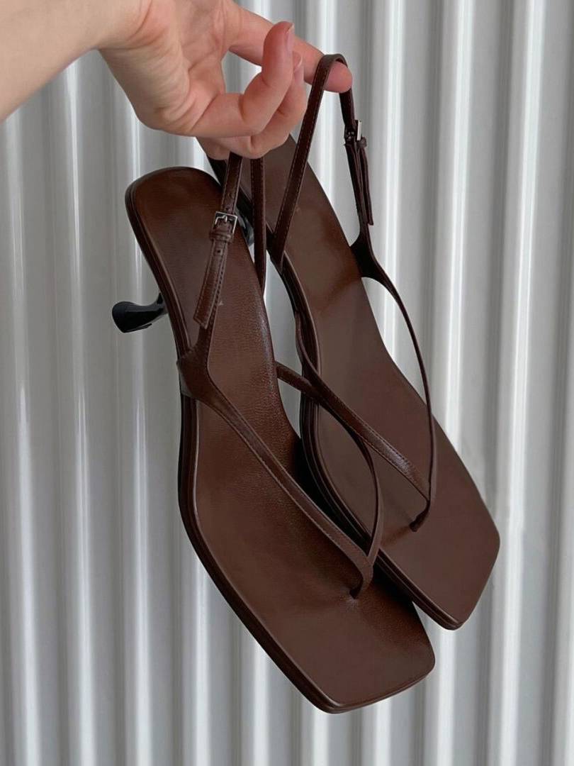 Minimalistische Sandalen mit hohen Absätzen