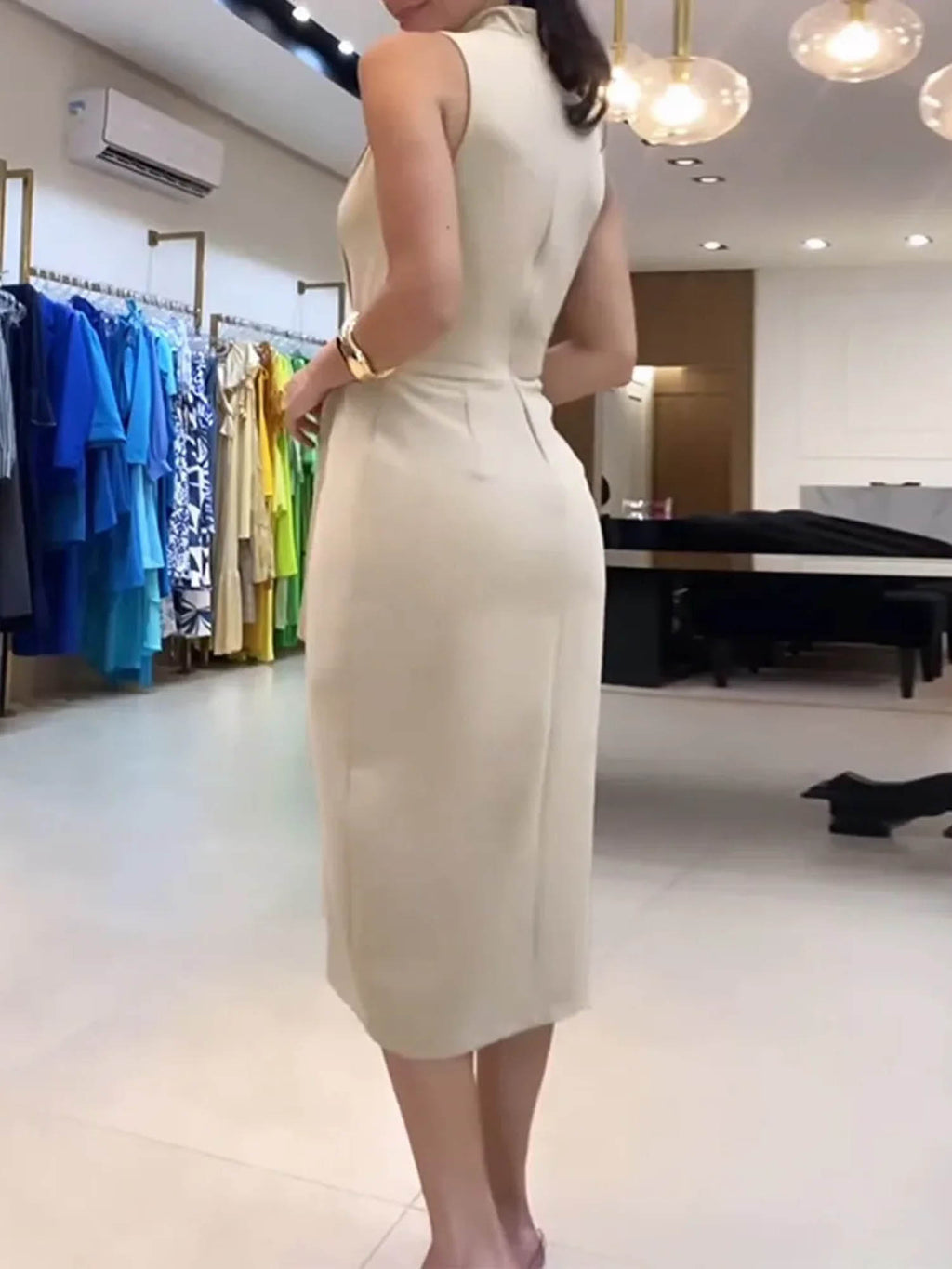 Elegantes, zweiteiliges, mittellanges Kleid mit Stehkragen und Schlitz